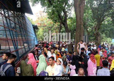 4. Mai 2022, Dhaka, Bangladesch: Nach zwei Jahren pandemisch verursachter Schließung besuchen Tausende am Tag nach Eid-ul-Fitr die Wiedereröffnung des Nationalen Zoos von Mirpur. (Bild: © Habibur Rahman/ZUMA Press Wire Service) Stockfoto