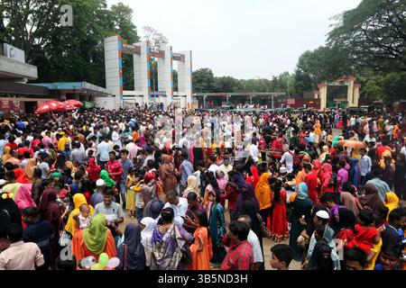 4. Mai 2022, Dhaka, Bangladesch: Nach zwei Jahren pandemisch verursachter Schließung besuchen Tausende am Tag nach Eid-ul-Fitr die Wiedereröffnung des Nationalen Zoos von Mirpur. (Bild: © Habibur Rahman/ZUMA Press Wire Service) Stockfoto