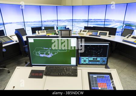 Fluglotsen bei Arbeiten im Flug Kontrollturm am Flughafen von Sofia. Computer-Monitore. Die Flugsicherung lenkt Flugzeuge am Boden Stockfoto