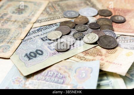Silbermünzen, UdSSR-Münzen und -Banknoten. Abgelaufene bulgarische Banknoten. Altes abgelaufenes Geld. Bulgarischer Lewa und Sowjetunion Russischer Kopek, Kopeck, Kopeck Stockfoto