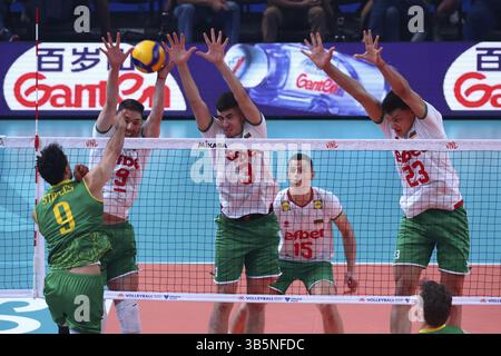 Sofia, Bulgarien - 24. Juni 2022: Mannschaften aus Bulgarien und Australien werden während eines Gruppenspiels der Volleyball-Weltmeisterschaft in Aktion gesehen Stockfoto