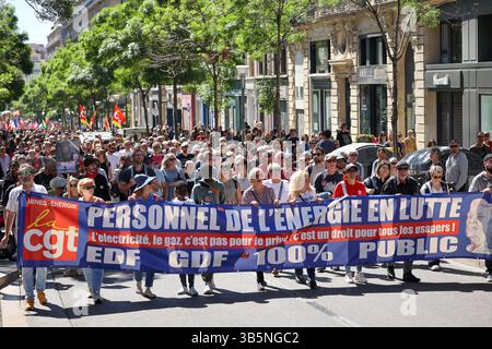 Marseille, Frankreich. Mai 2025. Die Demonstranten halten ein Banner mit der Aufschrift "Energiearbeiter im Kampf" und "Strom und Gas sind nicht Eigentum des privaten Sektors! Es ist ein Recht für alle Nutzer!“ „100 % öffentlich“ während der Demonstration zum Labor Day. Auf Aufruf verschiedener Gewerkschaften und linker politischer Parteien nahmen Tausende Demonstranten in festlicher und militanter Atmosphäre an der traditionellen Parade zum Tag der Arbeit durch die Straßen von Marseille Teil. (Credit Image: © Denis Thaust/SOPA Images via ZUMA Press Wire) NUR REDAKTIONELLE VERWENDUNG! Nicht für kommerzielle ZWECKE! Stockfoto