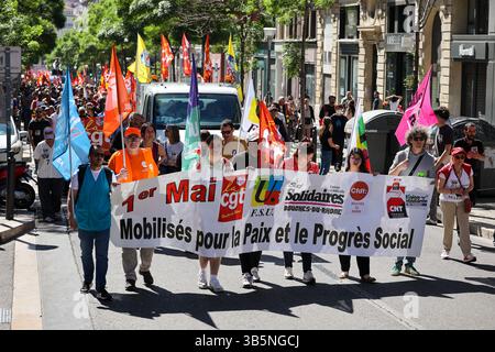 Marseille, Frankreich. Mai 2025. Während der Demonstration zum Labor Day halten die Demonstranten ein Banner mit der Aufschrift „1. Mai, mobilisiert für Frieden und sozialen Fortschritt“. Auf Aufruf verschiedener Gewerkschaften und linker politischer Parteien nahmen Tausende Demonstranten in festlicher und militanter Atmosphäre an der traditionellen Parade zum Tag der Arbeit durch die Straßen von Marseille Teil. (Credit Image: © Denis Thaust/SOPA Images via ZUMA Press Wire) NUR REDAKTIONELLE VERWENDUNG! Nicht für kommerzielle ZWECKE! Stockfoto