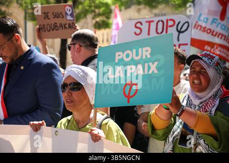 Marseille, Frankreich. Mai 2025. Die Demonstranten halten während der Demonstration zum Labor Day ein Banner mit der Aufschrift „für die Teilnehmer“. Auf Aufruf verschiedener Gewerkschaften und linker politischer Parteien nahmen Tausende Demonstranten in festlicher und militanter Atmosphäre an der traditionellen Parade zum Tag der Arbeit durch die Straßen von Marseille Teil. (Credit Image: © Denis Thaust/SOPA Images via ZUMA Press Wire) NUR REDAKTIONELLE VERWENDUNG! Nicht für kommerzielle ZWECKE! Stockfoto