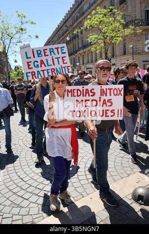 Marseille, Frankreich. Mai 2025. Während der Demonstration zum Labor Day halten die Demonstranten ein Banner mit den Aufschriften „Freiheit, Gleichheit, Bruderschaft“ und „Media Intox Toxic Media“. Auf Aufruf verschiedener Gewerkschaften und linker politischer Parteien nahmen Tausende Demonstranten in festlicher und militanter Atmosphäre an der traditionellen Parade zum Tag der Arbeit durch die Straßen von Marseille Teil. (Credit Image: © Denis Thaust/SOPA Images via ZUMA Press Wire) NUR REDAKTIONELLE VERWENDUNG! Nicht für kommerzielle ZWECKE! Stockfoto