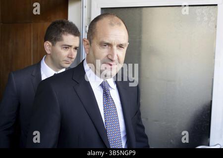 Sofia, Bulgarien - 13. November 2016: Präsidentschaftskandidat Rumen Radev verlässt das Wahlhaus, wo er in der zweiten Runde des Präsidenten stimmte Stockfoto