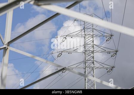 Stromübertragung über Freileitungen. Management der Stromversorgungsressourcen und Wartung der Stromerzeugungsindustrie Stockfoto