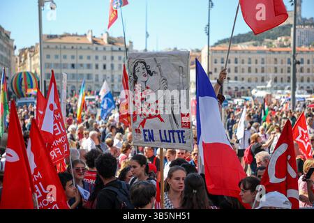 Marseille, Frankreich. Mai 2025. Während der Demonstration zum Labor Day marschieren Demonstranten mit Fahnen und Plakaten durch die Straßen. Auf Aufruf verschiedener Gewerkschaften und linker politischer Parteien nahmen Tausende Demonstranten in festlicher und militanter Atmosphäre an der traditionellen Parade zum Tag der Arbeit durch die Straßen von Marseille Teil. (Credit Image: © Denis Thaust/SOPA Images via ZUMA Press Wire) NUR REDAKTIONELLE VERWENDUNG! Nicht für kommerzielle ZWECKE! Stockfoto