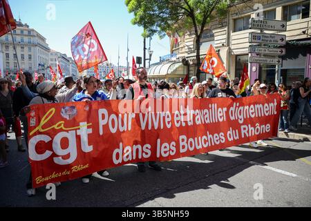 Marseille, Frankreich. Mai 2025. Während der Demonstration zum Labor Day halten die Demonstranten ein Banner mit der Aufschrift „Leben und arbeiten in würde in den Bouches-du-RhÃ'ne“. Auf Aufruf verschiedener Gewerkschaften und linker politischer Parteien nahmen Tausende Demonstranten in festlicher und militanter Atmosphäre an der traditionellen Parade zum Tag der Arbeit durch die Straßen von Marseille Teil. (Credit Image: © Denis Thaust/SOPA Images via ZUMA Press Wire) NUR REDAKTIONELLE VERWENDUNG! Nicht für kommerzielle ZWECKE! Stockfoto