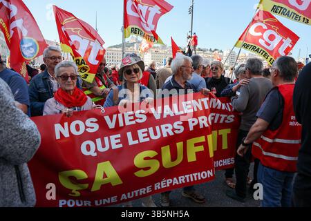 Marseille, Frankreich. Mai 2025. Während der Demonstration zum Labor Day halten die Demonstranten ein Banner mit der Aufschrift „Unser Leben ist mehr Wert als ihr Gewinn“. Auf Aufruf verschiedener Gewerkschaften und linker politischer Parteien nahmen Tausende Demonstranten in festlicher und militanter Atmosphäre an der traditionellen Parade zum Tag der Arbeit durch die Straßen von Marseille Teil. (Credit Image: © Denis Thaust/SOPA Images via ZUMA Press Wire) NUR REDAKTIONELLE VERWENDUNG! Nicht für kommerzielle ZWECKE! Stockfoto