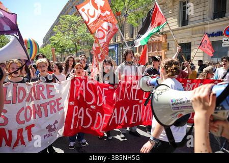 Marseille, Frankreich. Mai 2025. Junge Demonstranten halten während der Demonstration zum Labor Day ein Banner. Auf Aufruf verschiedener Gewerkschaften und linker politischer Parteien nahmen Tausende Demonstranten in festlicher und militanter Atmosphäre an der traditionellen Parade zum Tag der Arbeit durch die Straßen von Marseille Teil. (Credit Image: © Denis Thaust/SOPA Images via ZUMA Press Wire) NUR REDAKTIONELLE VERWENDUNG! Nicht für kommerzielle ZWECKE! Stockfoto