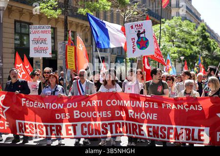 Marseille, Frankreich. Mai 2025. Während der Demonstration zum Labor Day halten die Demonstranten ein Banner mit der Aufschrift „Widerstand und baue zusammen“. Auf Aufruf verschiedener Gewerkschaften und linker politischer Parteien nahmen Tausende Demonstranten in festlicher und militanter Atmosphäre an der traditionellen Parade zum Tag der Arbeit durch die Straßen von Marseille Teil. (Credit Image: © Denis Thaust/SOPA Images via ZUMA Press Wire) NUR REDAKTIONELLE VERWENDUNG! Nicht für kommerzielle ZWECKE! Stockfoto