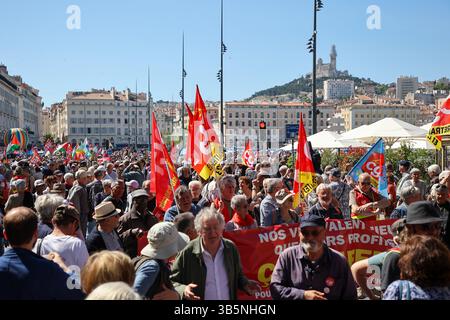 Marseille, Frankreich. Mai 2025. Demonstranten marschieren während der Demonstration zum Labor Day mit Fahnen durch die Straßen. Auf Aufruf verschiedener Gewerkschaften und linker politischer Parteien nahmen Tausende Demonstranten in festlicher und militanter Atmosphäre an der traditionellen Parade zum Tag der Arbeit durch die Straßen von Marseille Teil. (Credit Image: © Denis Thaust/SOPA Images via ZUMA Press Wire) NUR REDAKTIONELLE VERWENDUNG! Nicht für kommerzielle ZWECKE! Stockfoto