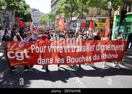 Marseille, Frankreich. Mai 2025. Während der Demonstration zum Labor Day halten die Demonstranten ein Banner mit der Aufschrift „Leben und arbeiten in würde in den Bouches-du-RhÃ'ne“. Auf Aufruf verschiedener Gewerkschaften und linker politischer Parteien nahmen Tausende Demonstranten in festlicher und militanter Atmosphäre an der traditionellen Parade zum Tag der Arbeit durch die Straßen von Marseille Teil. (Credit Image: © Denis Thaust/SOPA Images via ZUMA Press Wire) NUR REDAKTIONELLE VERWENDUNG! Nicht für kommerzielle ZWECKE! Stockfoto