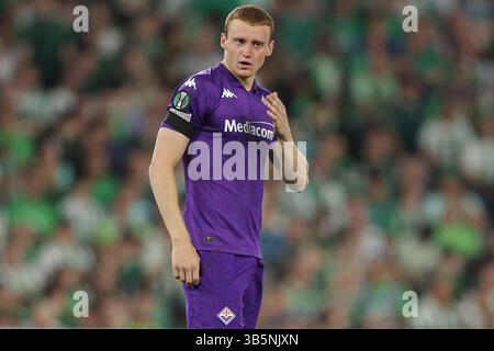 Pietro Comuzzo von ACF Fiorentina spielte während des Halbfinalspiels der UEFA Conference League zwischen Real Betis und ACF Fiorentina am 1. Mai 2025 im Benito Villamarin Stadion in Sevilla. (Foto: Antonio Pozo / PRESSINPHOTO) Stockfoto