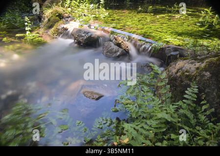 Wasserstrahl schiessen mit langen Belichtungszeiten Stockfoto