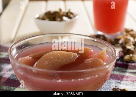 Apfelkompott mit getrockneten Früchten in die Schale auf Holztisch mit dekorativen wallnuts Stockfoto