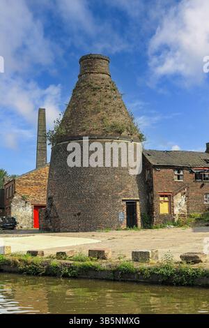 Der alte stillgelegte Flaschenofen in der ehemaligen Price and Kensington Pottery Works, Longport, Stoke on Trent, Staffordshire, England, UK Stockfoto
