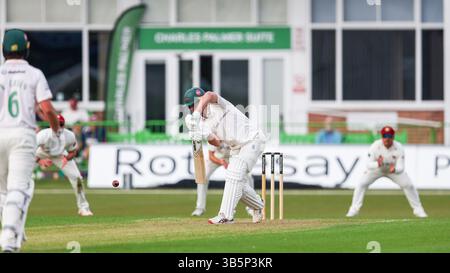 Leicester, Großbritannien. Mai 2025. #88, Tom Scriven aus Leicestershire im Kampf gegen die County Championship Division 2 zwischen Leicestershire CCC und Northamptonshire CCC am 2. Mai 2025 im Uptonsteel County Ground in Leicester, Großbritannien. Foto: Stuart Leggett/UK Sports Pics Ltd Nur redaktionelle Verwendung, Lizenz für kommerzielle Nutzung erforderlich. Keine Verwendung bei Wetten, Spielen oder Publikationen eines einzelnen Clubs/einer Liga/eines Spielers. Quelle: UK Sports Pics Ltd/Alamy Live News Stockfoto