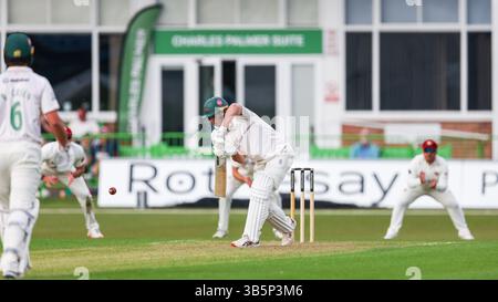 Leicester, Großbritannien. Mai 2025. #88, Tom Scriven aus Leicestershire im Kampf gegen die County Championship Division 2 zwischen Leicestershire CCC und Northamptonshire CCC am 2. Mai 2025 im Uptonsteel County Ground in Leicester, Großbritannien. Foto: Stuart Leggett/UK Sports Pics Ltd Nur redaktionelle Verwendung, Lizenz für kommerzielle Nutzung erforderlich. Keine Verwendung bei Wetten, Spielen oder Publikationen eines einzelnen Clubs/einer Liga/eines Spielers. Quelle: UK Sports Pics Ltd/Alamy Live News Stockfoto