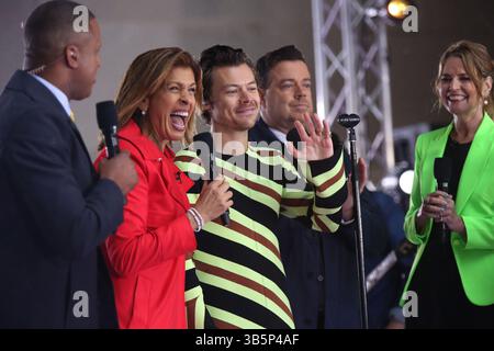 Mai 2022, New York, NY, USA: CRAIG MELVIN, HODA KOTB. HARRY STYLES, CARSON DALYJENNA BUSH und SAVANNAH GUTHRIE bei der Today Show CITI Concert Series mit Harry Styles, Rockefeller Center, NYC.19. Mai 2022.Foto von (Foto: © Sonia Moskowitz Gordon/ZUMA Press Wire) Stockfoto