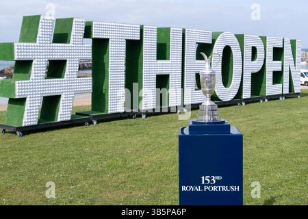 Portrush, Nordirland - 2. Mai 2025: Die silberne Trophäe Claret Jug Open Golf Championship auf Blau steht im Rahmen der Promotion für das 153. Turnier Stockfoto