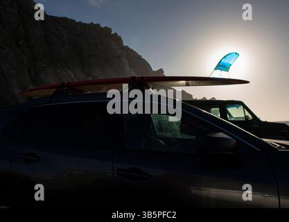 15. Juli 2022, Morro Bay, Kalifornien, USA: 15. Juli, 2022. die untergehende Sonne scheint durch die Flosse eines Longboards auf dem Parkplatz unter dem Felsen in Morro Bay, Kalifornien. (Kreditbild: © Ralph Lauer/ZUMA Press Wire) Stockfoto