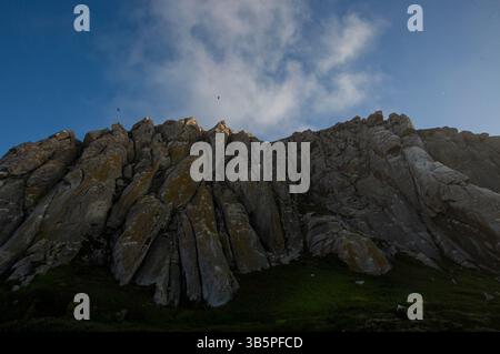 15. Juli 2022, Morro Bay, Kalifornien, USA: 15. Juli, 2022. Möwen fliegen über den Felsen, der den Hafen vom Strand in Morro Bay trennt. (Kreditbild: © Ralph Lauer/ZUMA Press Wire) Stockfoto