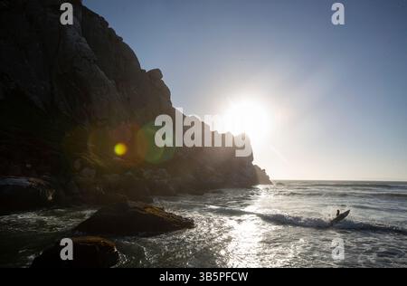 15. Juli 2022, Morro Bay, Kalifornien, USA: 15. Juli, 2022. ein Surfer fährt zum Rocky Point in Morro Bay, Kalifornien. (Kreditbild: © Ralph Lauer/ZUMA Press Wire) Stockfoto