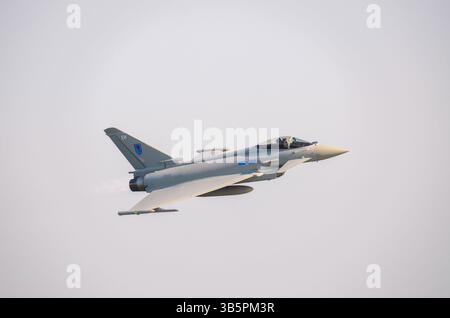 RAF Eurofighter Typhoon FGR4 Kampfflugzeug ZK333 fliegt auf dem Southend Air Festival, Southend Airshow, 2012, dem letzten Jahr der Veranstaltung Stockfoto