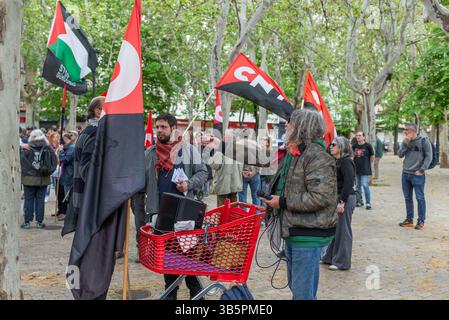 Logroño, La Rioja, Spanien 1. Mai 2025. Tausende von Menschen gingen am Morgen des 1. Mai auf die Straßen von Logroño, um an der traditionellen Demonstration zum Internationalen Tag der Arbeiter teilzunehmen. Der von den wichtigsten Gewerkschaften einberufene marsch ging durch die zentralen Adern der Hauptstadt La Rioja unter dem Motto „für menschenwürdige Löhne und volle Arbeitsrechte“. Die Demonstranten forderten Verbesserungen der Arbeitsbedingungen, Maßnahmen gegen Prekarität und die Verteidigung öffentlicher Dienstleistungen. Ende märz verlesen die Vertreter der gewerkschaften ein Manifest, in dem die Notwendigkeit hervorgehoben wird, das kollektive b zu stärken Stockfoto
