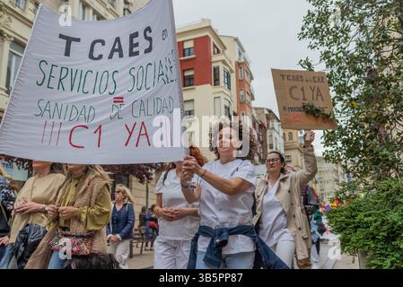 Logroño, La Rioja, Spanien 1. Mai 2025. Tausende von Menschen gingen am Morgen des 1. Mai auf die Straßen von Logroño, um an der traditionellen Demonstration zum Internationalen Tag der Arbeiter teilzunehmen. Der von den wichtigsten Gewerkschaften einberufene marsch ging durch die zentralen Adern der Hauptstadt La Rioja unter dem Motto „für menschenwürdige Löhne und volle Arbeitsrechte“. Die Demonstranten forderten Verbesserungen der Arbeitsbedingungen, Maßnahmen gegen Prekarität und die Verteidigung öffentlicher Dienstleistungen. Ende märz verlesen die Vertreter der gewerkschaften ein Manifest, in dem die Notwendigkeit hervorgehoben wird, das kollektive b zu stärken Stockfoto