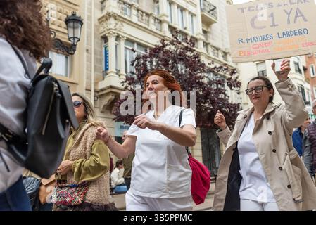 Logroño, La Rioja, Spanien 1. Mai 2025. Tausende von Menschen gingen am Morgen des 1. Mai auf die Straßen von Logroño, um an der traditionellen Demonstration zum Internationalen Tag der Arbeiter teilzunehmen. Der von den wichtigsten Gewerkschaften einberufene marsch ging durch die zentralen Adern der Hauptstadt La Rioja unter dem Motto „für menschenwürdige Löhne und volle Arbeitsrechte“. Die Demonstranten forderten Verbesserungen der Arbeitsbedingungen, Maßnahmen gegen Prekarität und die Verteidigung öffentlicher Dienstleistungen. Ende märz verlesen die Vertreter der gewerkschaften ein Manifest, in dem die Notwendigkeit hervorgehoben wird, das kollektive b zu stärken Stockfoto