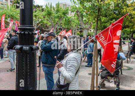Logroño, La Rioja, Spanien 1. Mai 2025. Tausende von Menschen gingen am Morgen des 1. Mai auf die Straßen von Logroño, um an der traditionellen Demonstration zum Internationalen Tag der Arbeiter teilzunehmen. Der von den wichtigsten Gewerkschaften einberufene marsch ging durch die zentralen Adern der Hauptstadt La Rioja unter dem Motto „für menschenwürdige Löhne und volle Arbeitsrechte“. Die Demonstranten forderten Verbesserungen der Arbeitsbedingungen, Maßnahmen gegen Prekarität und die Verteidigung öffentlicher Dienstleistungen. Ende märz verlesen die Vertreter der gewerkschaften ein Manifest, in dem die Notwendigkeit hervorgehoben wird, das kollektive b zu stärken Stockfoto