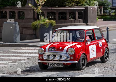 Nancy, Frankreich - Blick auf einen roten Morris Mini Cooper, der auf einer Straße fährt. Stockfoto