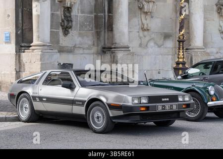 Nancy, Frankreich - Blick auf ein graues DMC DeLorean, das auf einer Straße geparkt ist. Stockfoto
