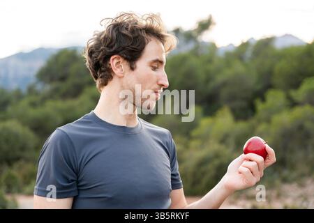 Sportlicher Mann mit gesundem Lebensstil und ausgewogener Ernährung Stockfoto