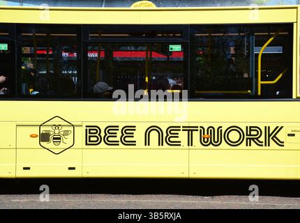 Manchester, Großbritannien, 2. Mai 2025. Im ersten Monat des neuen „Tap and Go“-Tarifdeckensystems des Bee Network nutzten mehr als 450.000 Passagiere kontaktlose Zahlungen in Manchester-Bussen. Die am 24. März von Transport for Greater Manchester ins Leben gerufene Anlage erweitert das bereits in Straßenbahnen verwendete System. Andy Burnham, Bürgermeister von Greater Manchester, sagte: „Tap and Go ist die beste Zahlungsmethode, wenn wir das Bee Network nutzen und einen unglaublichen Start haben.“ Abgebildet: BEE Bus auf der Oxford Road, Manchester. Quelle: Terry Waller/Alamy Live News Stockfoto
