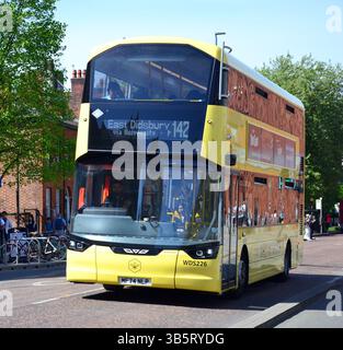 Manchester, Großbritannien, 2. Mai 2025. Im ersten Monat des neuen „Tap and Go“-Tarifdeckensystems des Bee Network nutzten mehr als 450.000 Passagiere kontaktlose Zahlungen in Manchester-Bussen. Die am 24. März von Transport for Greater Manchester ins Leben gerufene Anlage erweitert das bereits in Straßenbahnen verwendete System. Andy Burnham, Bürgermeister von Greater Manchester, sagte: „Tap and Go ist die beste Zahlungsmethode, wenn wir das Bee Network nutzen und einen unglaublichen Start haben.“ Abgebildet: BEE Bus auf der Oxford Road, Manchester. Quelle: Terry Waller/Alamy Live News Stockfoto
