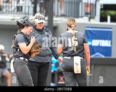 21. Mai 2022: UCF-Cheftrainer Cindy Ball-Malone besucht den Hügel während der NCAA Orlando Regional Softball Game 3 Action zwischen Michigan Wolverines und UCF Knights im UCF Softball Complex in Orlando, FL Romeo T Guzman/Cal Sport Media (Foto: © Romeo Guzman/CSM via ZUMA Press Wire) Stockfoto