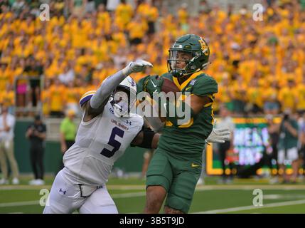 3. September 2022: Monaray Baldwin (80) holt sich einen Touchdown-Pass gegen Albany Great Danes Defensive Back Christian Lewis (5) während der 1. Hälfte des NCAA Football-Spiels zwischen den Albany Great Danes und Baylor Bears im McLane Stadium in Waco, Texas. Matthew Lynch/CSM (Foto: © Matthew Lynch/CSM via ZUMA Press Wire) Stockfoto