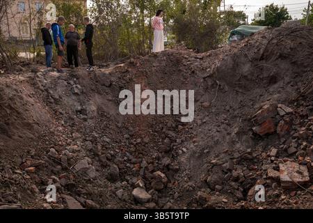 3. September 2022, Charkiw, Ukraine: Die Menschen sehen einen Krater, der am 3. September 2022 in Charkiw, Ukraine, durch Beschuss verursacht wurde. Der Russland-Ukraine-Krieg geht weiter, ohne dass ein Ende in Sicht ist. (Bild: © David Ryder/ZUMA Press Wire) Stockfoto