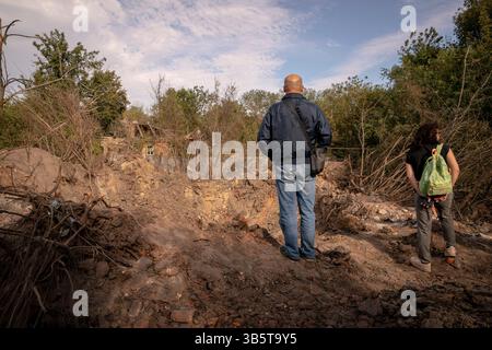 3. September 2022, Charkiw, Ukraine: Die Menschen sehen einen Krater, der am 3. September 2022 in Charkiw, Ukraine, durch Beschuss verursacht wurde. Der Russland-Ukraine-Krieg geht weiter, ohne dass ein Ende in Sicht ist. (Bild: © David Ryder/ZUMA Press Wire) Stockfoto