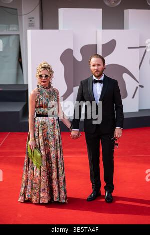 September 2022, Sirmione, Lombardei, Italien: VENEDIG, ITALIEN – 03. SEPTEMBER: der kanadische Schauspieler Joshua Close und seine Frau die US-Schauspielerin Alex McKenna kommen am 3. September 2022 zur Vorführung des Films „Monica“, der im Rahmen des Wettbewerbs „Venezia 79“ während des 79. internationalen Filmfestivals von Venedig im Lido di Venezia, Italien, gezeigt wurde. (Bild: © Stefanos Kyriazis/ZUMA Press Wire) Stockfoto