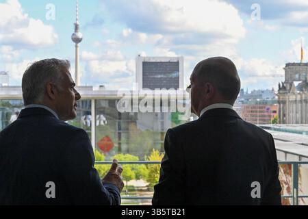 12. September 2022, Berlin: Der israelische Premierminister YAIR LAPID und der deutsche Bundeskanzler OLAF SCHOLZ halten nach einem Treffen der beiden eine gemeinsame Pressekonferenz ab. (Kreditbild: © Koby Gideon/Israel GPO via ZUMA Press Wire) Stockfoto