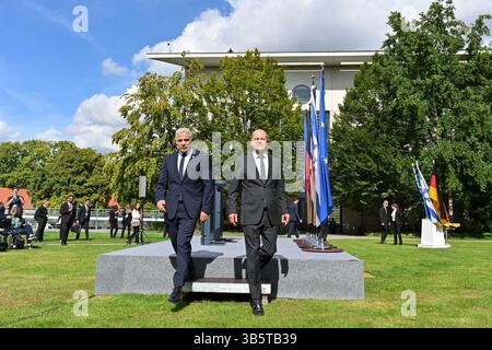 12. September 2022, Berlin: Der israelische Premierminister YAIR LAPID und der deutsche Bundeskanzler OLAF SCHOLZ halten nach einem Treffen der beiden eine gemeinsame Pressekonferenz ab. (Kreditbild: © Koby Gideon/Israel GPO via ZUMA Press Wire) Stockfoto