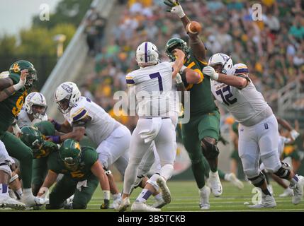 3. September 2022: Baylor Bears Defensive Lineman Gabe Hall (95) blockiert einen Pass von Albany Great Danes Quarterback Reese Poffenbarger (7) während der 1. Hälfte des NCAA Football-Spiels zwischen den Albany Great Danes und Baylor Bears im McLane Stadium in Waco, Texas. Matthew Lynch/CSM (Foto: © Matthew Lynch/CSM via ZUMA Press Wire) Stockfoto