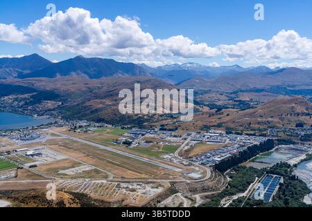 Blick auf den Flughafen Queenstown von der Straße zum Skigebiet Remarkables in der Nähe von Queenstown, Otago, Neuseeland. Stockfoto