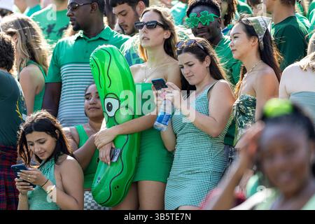 17. September 2022: Notre-Dame-Schüler hält eine aufblasbare Gurke während der NCAA-Football-Action zwischen den California Golden Bears und den Notre Dame Fighting Irish im Notre Dame Stadium in South Bend, Indiana. Notre Dame besiegte Kalifornien mit 24:17. John Mersits/CSM. (Kreditbild: © John Mersits/CSM via ZUMA Press Wire) Stockfoto