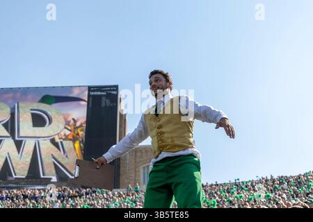 17. September 2022: Notre Dame Leprechaun tritt während des NCAA-Fußballspiels zwischen den California Golden Bears und den Notre Dame Fighting Irish im Notre Dame Stadium in South Bend, Indiana auf. Notre Dame besiegte Kalifornien mit 24:17. John Mersits/CSM. (Kreditbild: © John Mersits/CSM via ZUMA Press Wire) Stockfoto